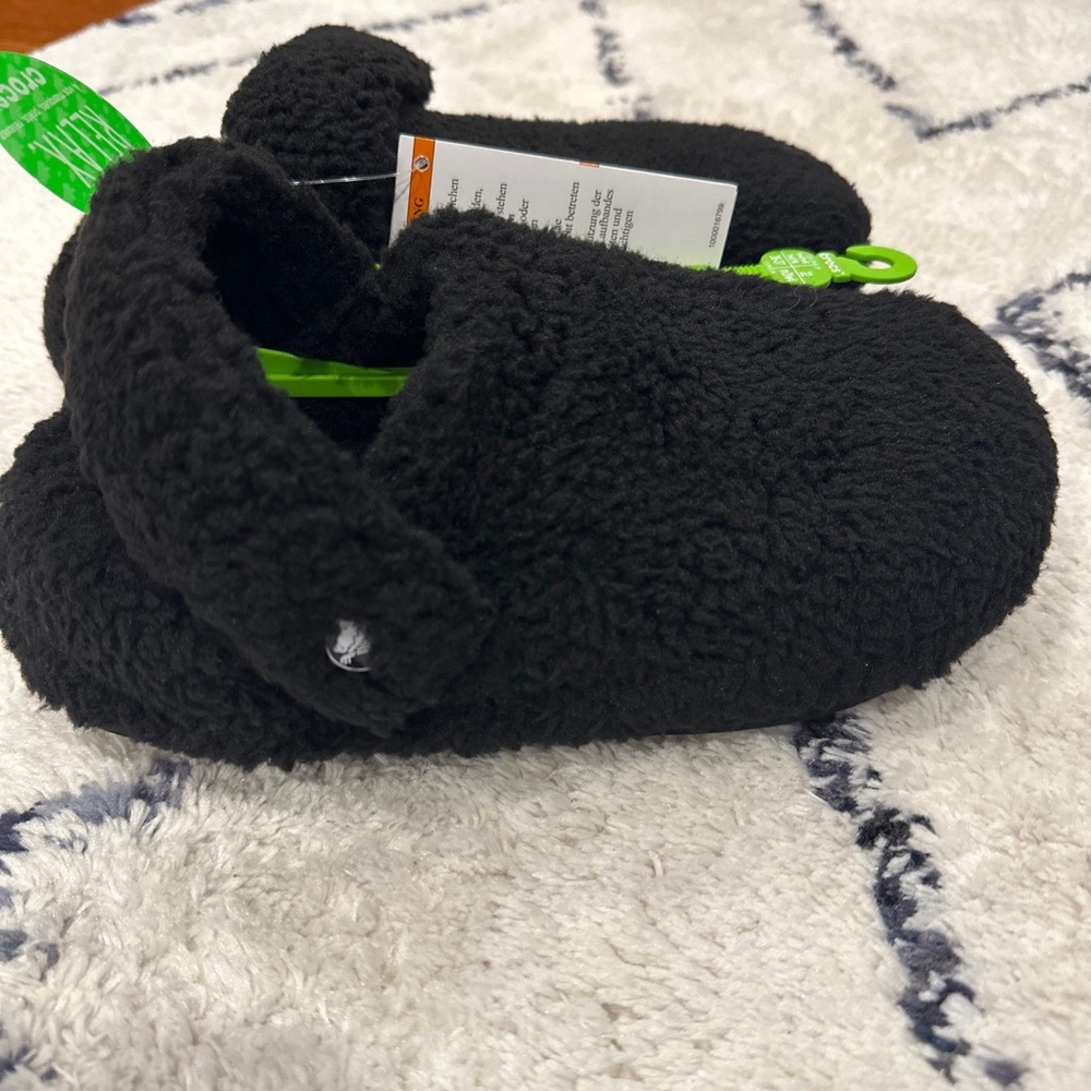 CROCS CLASSIC COZZZY SLIPPER black womens size 9 and mens size 7 tiktok …